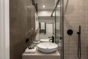 Umywalka w łazience jednego z Apartamentów