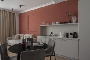 Część jadalniana w Apartamencie STUDIO z oddzieloną sypialnią A413 Carmine Red