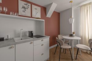 Część jadalniana w Apartamencie STUDIO z odzieloną sypialnią B510 Carmine Red