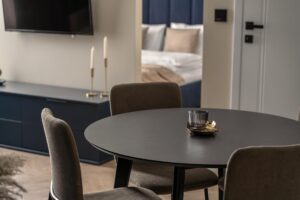 Część jadalniana w Apartamencie STUDIO z odzieloną sypialnią B420 Gentleman Blue