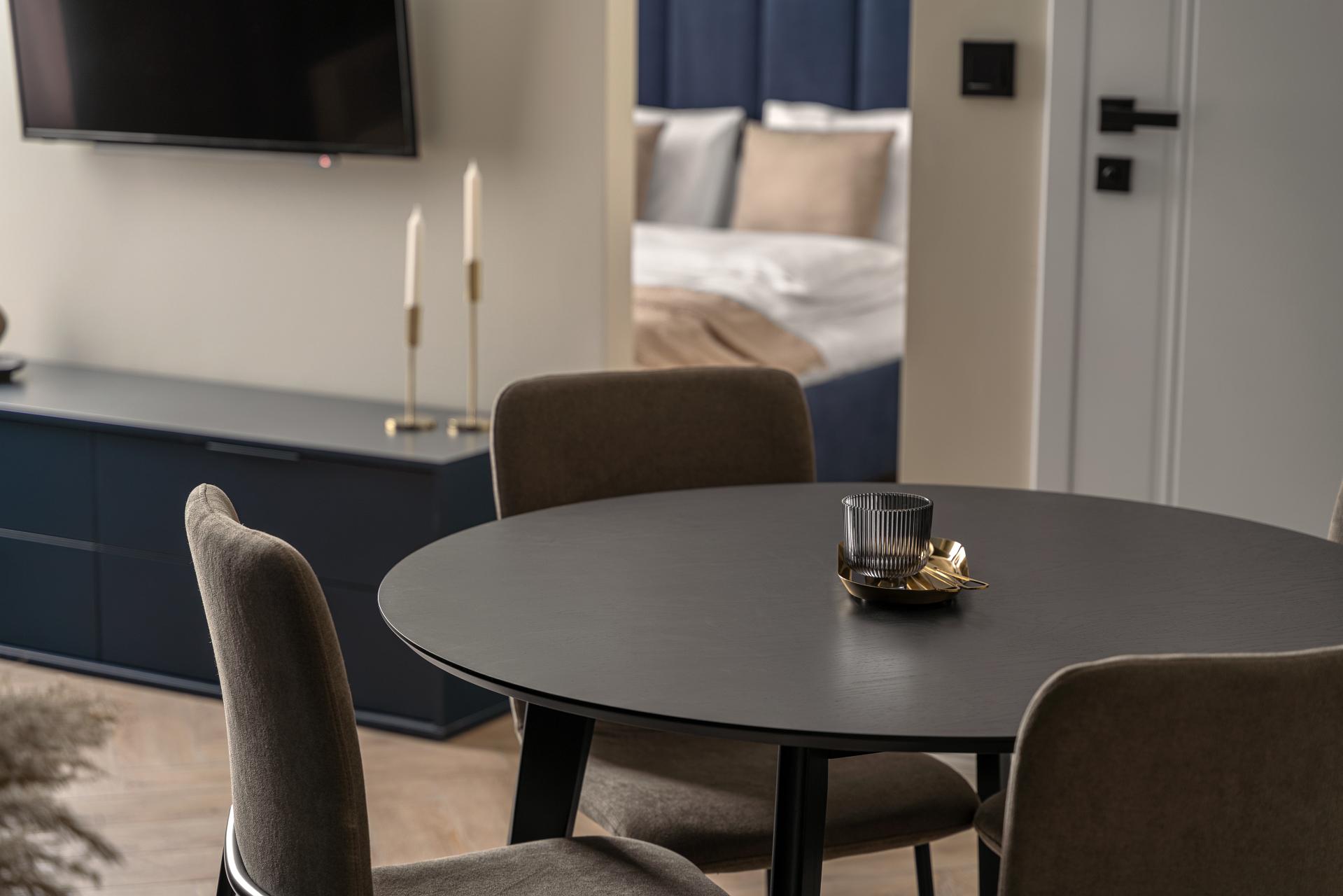 Część jadalniana w Apartamencie STUDIO z odzieloną sypialnią B420 Gentleman Blue