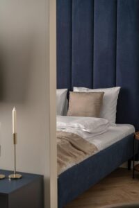 Łóżko w Apartamencie STUDIO z odzieloną sypialnią B420 Gentleman Blue