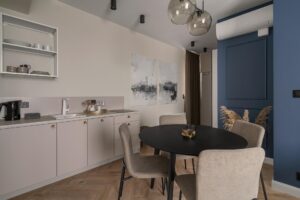 Część jadalniana w Apartamencie STUDIO z odzieloną sypialnią B420 Gentleman Blue